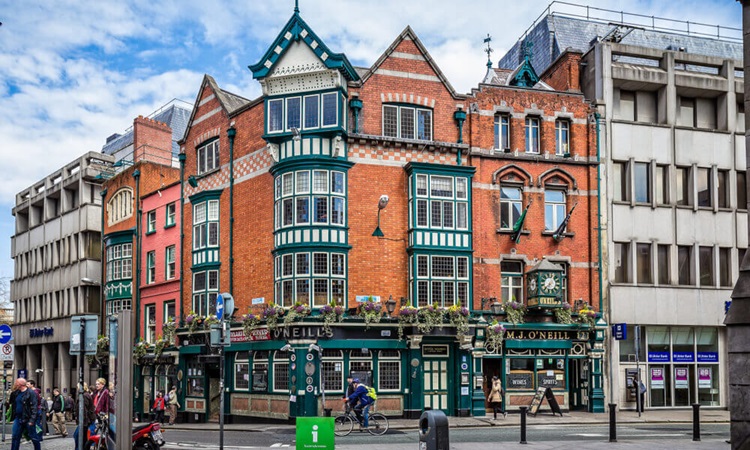 Dublin-Pub-O'Neills O'Neills Pub on Suffolk Street, one of the best country pubs in Dublin City.